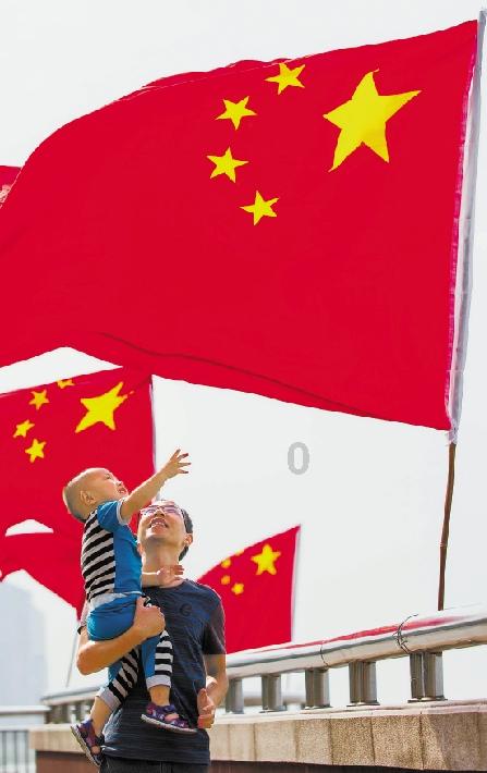 一小孩坐缆车时滑落车外悬挂空中,文旅局:小孩私自解除安全措施