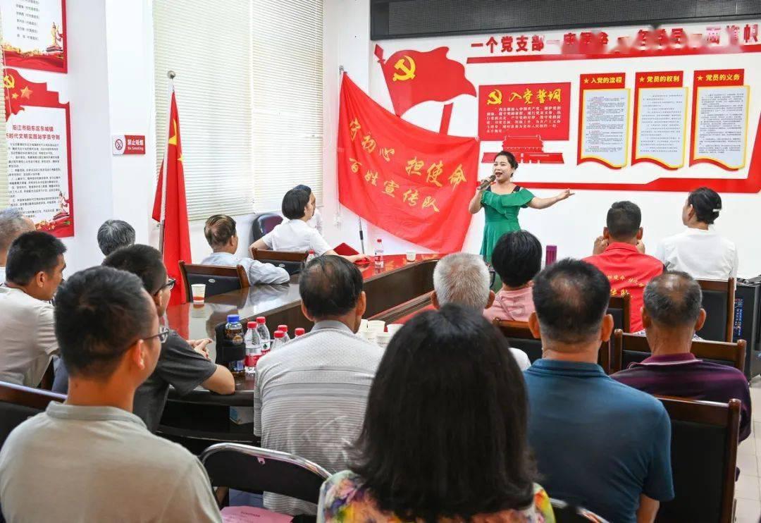 G69银百高速庆阳段多辆货车发生碰撞起火,人员伤亡情况不明